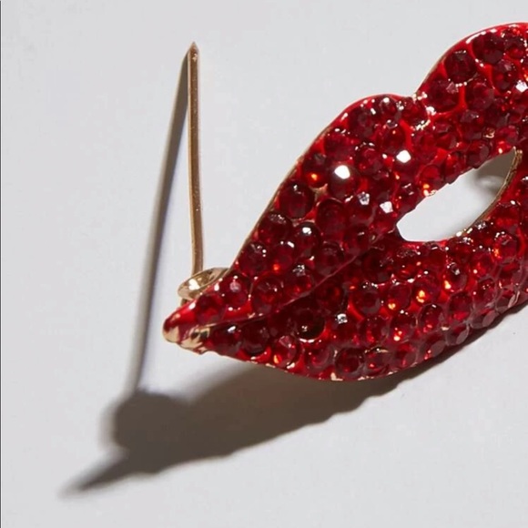 Red Lips Rhinestone Brooch - Picture 3 of 4